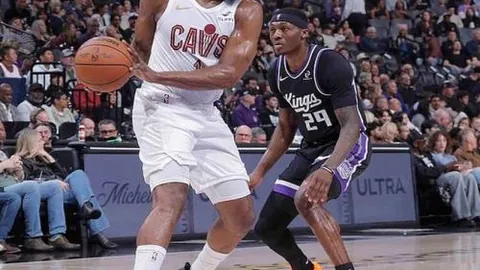 巴黎迎来自贡彩灯版弗里吉，游客争相拍照留念